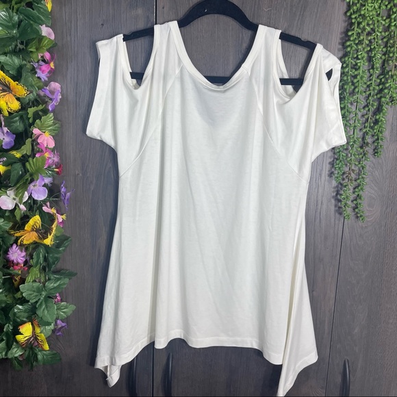 +🌼3/$30🌼TOBI Cutout Shoulder White Flowy Top Size Small - Picture 9 of 13